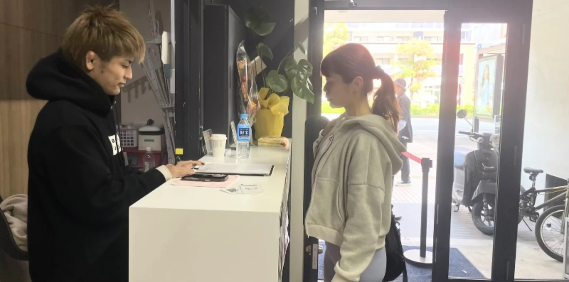 福岡市博多区にあるキックボクシングジムのコース説明の様子