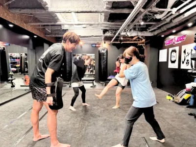 博多のキックボクシングジムのトレーニング風景