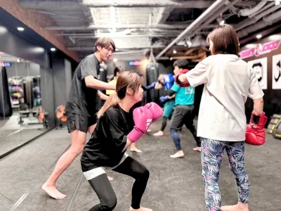 キックボクシング 博多でのミット打ちトレーニング